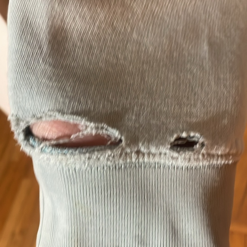 Pink - Victoria’s Secret - Very loved - Sweater
(holes in wrists) - Picture 6 of 6